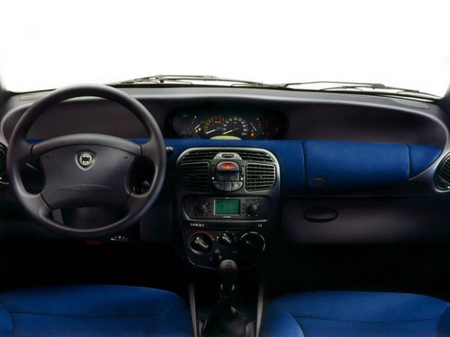  Lancia Y 2000 года  (фото 2 из 12)